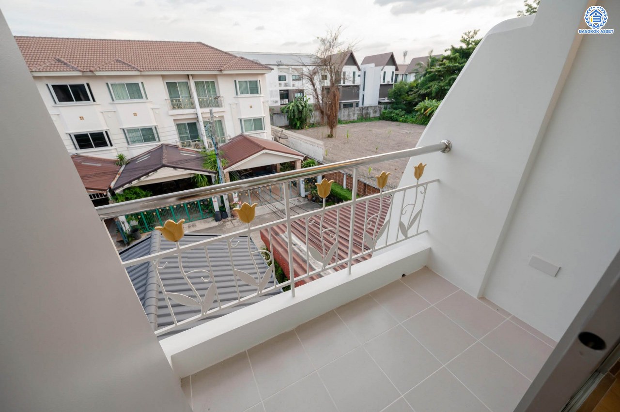 บ้านมือสองตกแต่งใหม่ โครงการ ศุภาลัยวิลล์ วงศ์สว่าง พร้อมอยู่ เนื้อที่ 24.2 ตร.ว. ฟังก์ชัน 3 ห้องนอน 3 ห้องน้ำ จอดรถได้ 2 คัน บนสุดยอดทำเล เชื่อมต่อได้หลายเส้นทาง ทั้งถนนกรุงเทพ-นนทบุรี, ถนนวงศ์สว่าง, ถนนนครอินทร์ และถนนติวานนท์ ใกล้จุดขึ้นทางด่วนงามวงศ์วาน รถไฟฟ้าสายสีม่วง "สถานีแยกติวานนท์" และ "สถานีกระทรวงสาธารณสุข"